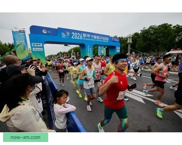 2026宁夏银川马拉松火热开跑两万五千名跑者竞逐塞上湖城